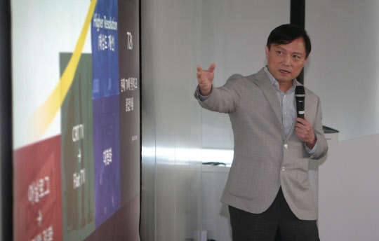 이윤 삼성전자 영상디스플레이(VD) 사업부 전략마케팅팀 전무가 20일 서울 중구 태평로빌딩에서 열린 미디어 브리핑 행사에서 세계 TV시장 동향을 설명하고 있다.<삼성전자 제공>